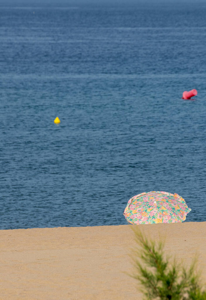 farbenfroher Regenschirm ein schöner Sommertag - Foto, Bild