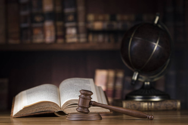 Молоток, правовой кодекс и статуя правосудия, Концепция права - Фото, изображение