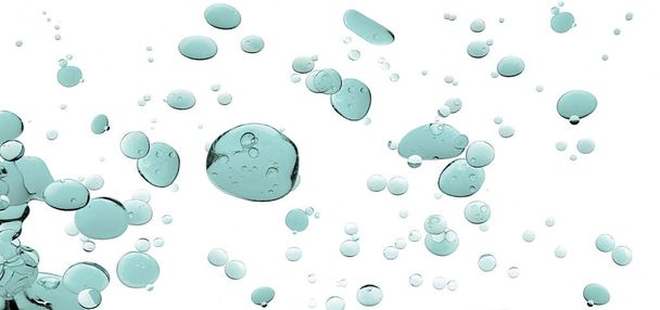 Gel líquido cosmético flotando en agua aislado sobre fondo blanco - Foto, Imagen