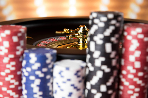 Казино рулетка, работает в движении, покер фишки - Фото, изображение