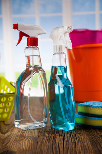 Reinigungsgeräte und Fensterhintergrund - Foto, Bild