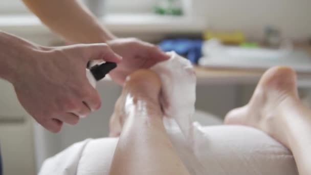 Behandlung des Fußes vor der Massage, Nahaufnahme - Filmmaterial, Video