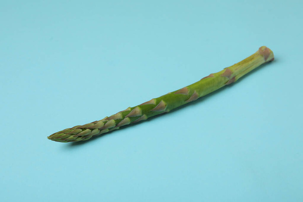 Fresh green asparagus on blue background, close up - Foto, afbeelding