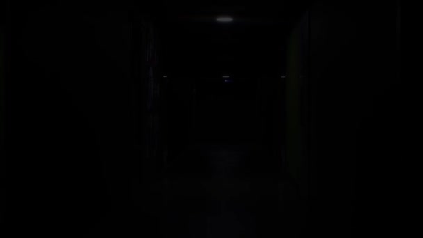 Langer Flur mit grünen und grauen Wänden und blinkendem Licht. HDR. Stromausfall, Innenraum eines dunklen Korridors in einem Bürogebäude. - Filmmaterial, Video
