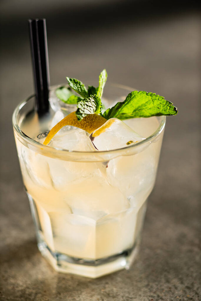 summer cocktail in the bar - Foto, imagen