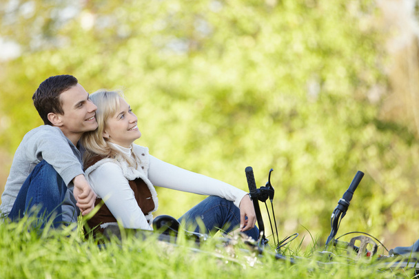 Una pareja con bicicletas en el parque de otoño
 - Foto, imagen