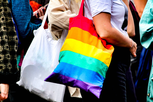 Женщина с мешком ткани в радужных тонах в день гей-гордости - Фото, изображение