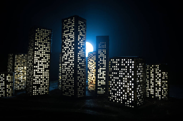 Kreskówkowe budynki w stylu miasta. Realistyczne miniatury budynków miejskich ze światłami. tło. Miasto dekoracyjne. Skupienie selektywne - Zdjęcie, obraz