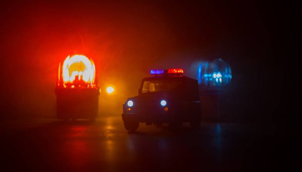 警察の車霧の背景と夜に車を追いかける。911犯罪現場への緊急対応警察の車のスピードアップ。創造的な装飾。選択的焦点 - 写真・画像