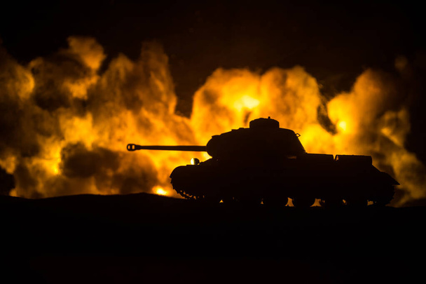 戦争の概念。戦場の霧の空を背景にした軍のシルエット、曇ったスカイラインの下の世界大戦兵士シルエット夜。戦車戦だ。選択的焦点 - 写真・画像