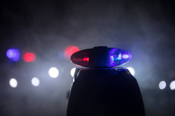 Rendőrautók éjszaka. Rendőrautó üldöz egy kocsit éjszaka, ködös háttérrel. 911 Vészhelyzeti rendőrautó száguld a tetthelyre. Szelektív fókusz - Fotó, kép