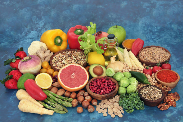 Vegán egészségügyi élelmiszer az egészséges életmód diéta magas fehérje, omega 3, antioxidánsok, antocianinok, likopin, intelligens szénhidrátok, ásványi anyagok, vitaminok és rost. Növényi alapú élelmiszerek az etikus táplálkozás koncepciójához.   - Fotó, kép