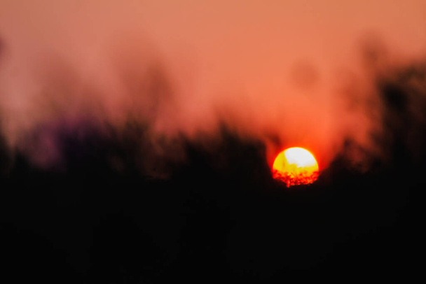 Η θολή θέα του ουρανού και ο βραδινός ήλιος κατά τη διάρκεια του Λυκόφωτος δημιουργούν όμορφο χρώμα φωτός πριν δύσει ο ήλιος και σκοτεινιάσει. Τα όμορφα χρώματα του ουρανού κατά τη διάρκεια του Λυκόφωτος πριν από το ηλιοβασίλεμα. - Φωτογραφία, εικόνα
