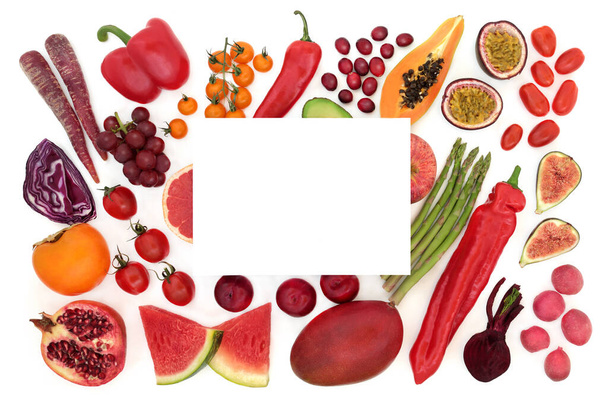 Gezond voedsel hoog in lycopeen voor een goede gezondheid met een verzameling van groenten en fruit met witte kaart en kopieer ruimte. Voedingsmiddelen hoog ook in antioxidanten, voedingsvezels, anthocyanen, mineralen en vitaminen. Vlakke plaat. - Foto, afbeelding