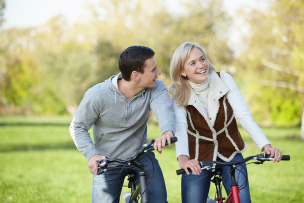 Ciclismo de pareja en el parque de otoño
 - Foto, imagen