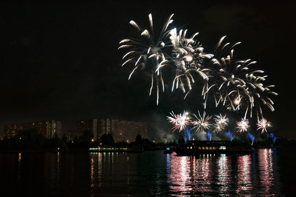 Fuochi d'artificio e il suo riflesso nel fiume di notte, Mosca, Russia - Foto, immagini