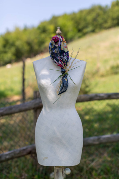 ドレスメーカーのマネキンの首にかけられた美しい色のスカーフ。高品質の写真 - 写真・画像