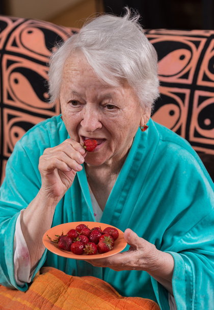 Старуха ест клубнику
 - Фото, изображение