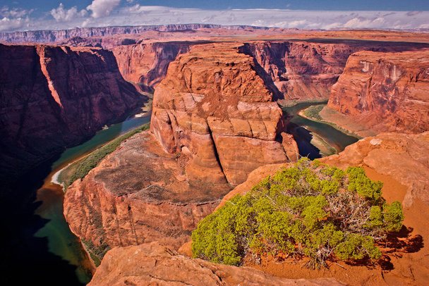 Vue panoramique de la belle formation rocheuse appelée Horseshoe Bend en Arizona, road trip américain, ville de Page et ses merveilles naturelles - Photo, image