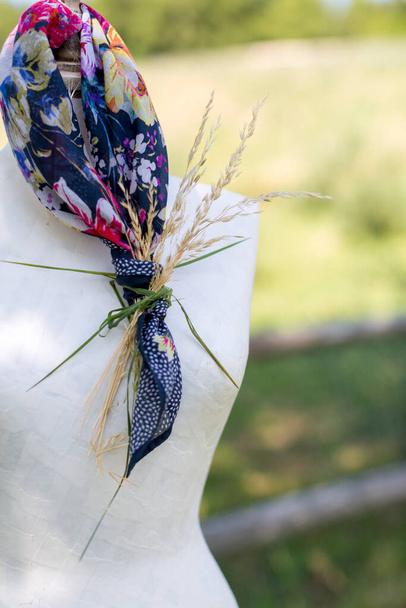 hermosa bufanda de color usado alrededor del cuello del maniquí de una modista. Foto de alta calidad - Foto, imagen