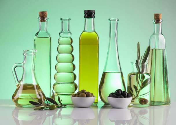 Пляшки оливкової олії, оливкової гілки та кулінарних олій
 - Фото, зображення