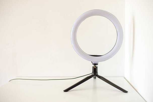 Nouvelle lampe annulaire sur trépied sur table blanche. - Photo, image