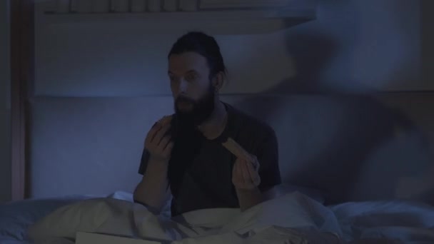 horror movie night leisure man watching tv in bed - Filmagem, Vídeo