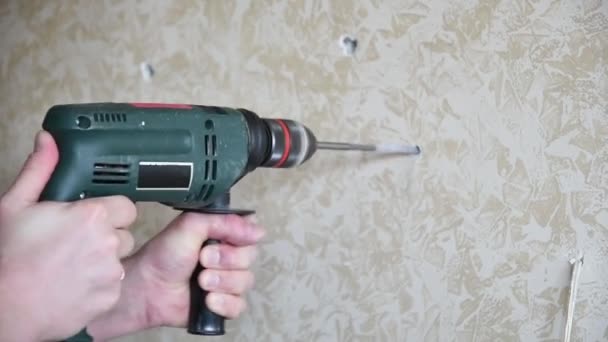 Las manos del hombre trabajan con perforador para hacer agujero en la pared de yeso. Mejora del hogar. Movimiento lento - Imágenes, Vídeo