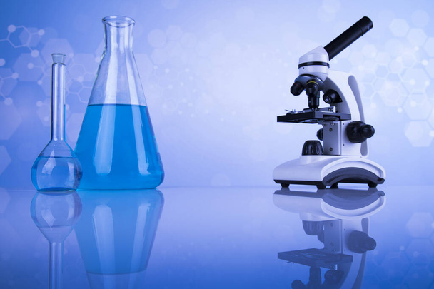 Microscopio, cristalería, vasos de precipitados de laboratorio, experimento científico - Foto, imagen