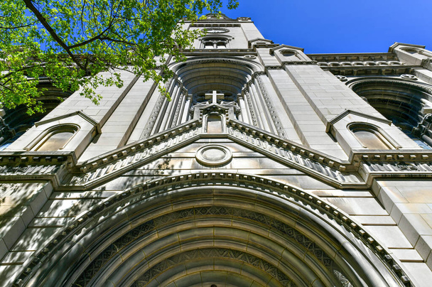 Церковь Пресвятой Богородицы в районе Ист-Виллидж в Нью-Йорке. - Фото, изображение