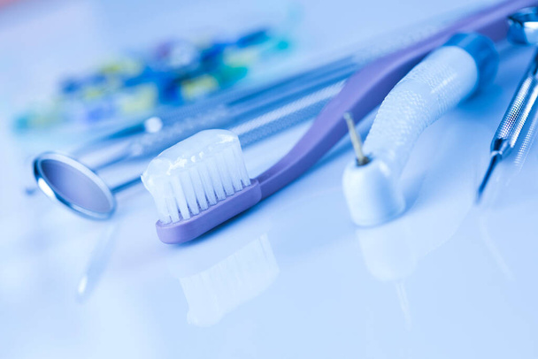 Set medizinischer Geräte aus Metall für zahnärztliche Zähne - Foto, Bild