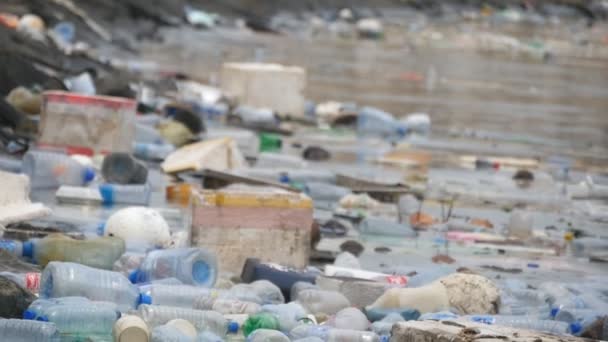 Contaminación ambiental. Botellas de plástico, bolsas, basura en el río, lago. Basura y contaminación flotando en el agua. Movimiento lento - Imágenes, Vídeo