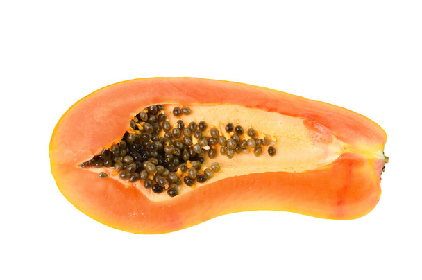 Papaya fresca madura con semillas aisladas sobre un fondo blanco - Foto, Imagen