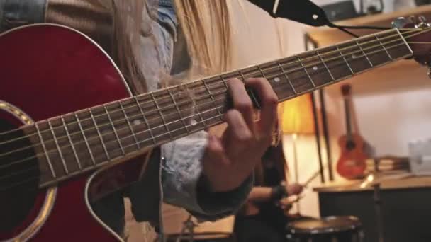 Повільне крупним планом рок-н-рол дівчина енергійно грає на гітарі і барабанщику, граючи на барабанах на задньому плані, виконуючи нову пісню в затишній старій школі студії
 - Кадри, відео