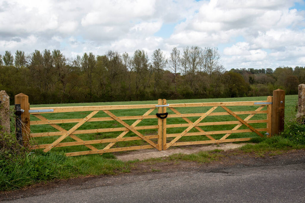 Hampshire, Inglaterra, Reino Unido. 2021. Dos puertas de cinco barras cerradas y asegurando un campo de agricultores en Hampshire, Inglaterra, Reino Unido - Foto, Imagen