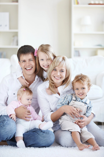 szczęśliwych rodziców z trójką dzieci w domu - Zdjęcie, obraz