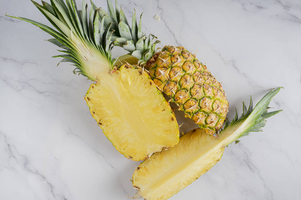 Ananas geïsoleerd op witte marmeren achtergrond - Foto, afbeelding