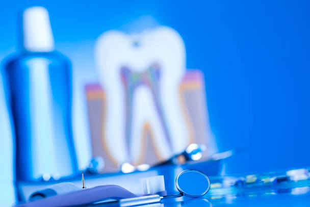 Sada kovových zdravotnických nástrojů pro zubní lékařství - Fotografie, Obrázek