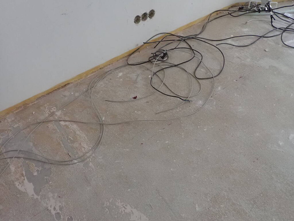 ηλεκτρικά καλώδια και καλώδια κατά τη διάρκεια της ανοικοδόμησης μέσα σε ένα σπίτι - Φωτογραφία, εικόνα