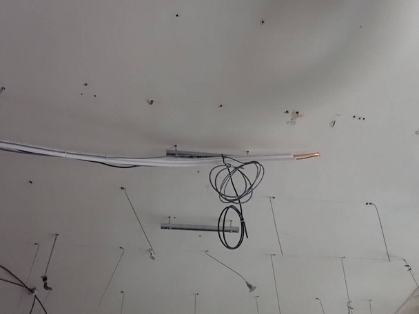 cabos elétricos e fios durante a reconstrução dentro de uma casa - Foto, Imagem