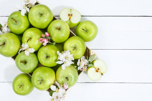 Apples fruits green apple fruit box on wooden board copyspace copy space with leaves and blossoms food - Foto, immagini