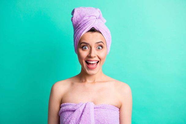 Fotoporträt von erstaunt Mädchen mit Turban auf dem Kopf nach dem Bad trägt rosa Handtuch lächelnd geöffneten Mund isoliert helle kristallene Farbe Hintergrund - Foto, Bild