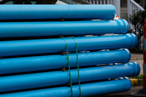 industrielle Kunststoffrohre gestapelt Pipelinewasser Vinyl viele - Foto, Bild