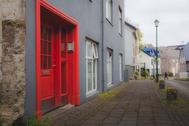Γραφικό, γοητευτικό και πολύχρωμο κτίριο και τοπίο του δρόμου στην παραθαλάσσια ιστορική παλιά πόλη Ρέικιαβικ, Ισλανδία. - Φωτογραφία, εικόνα