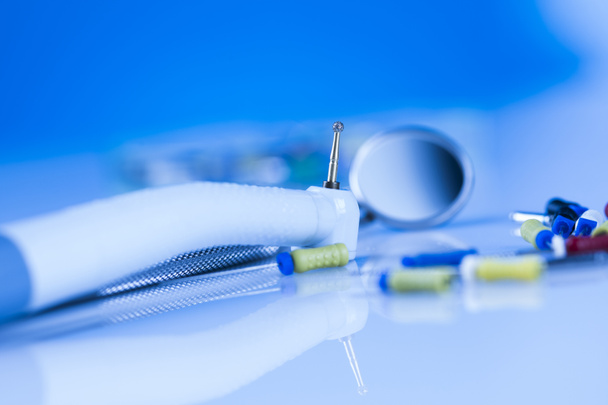 Zahnarztausrüstung auf blauem Hintergrund - Foto, Bild