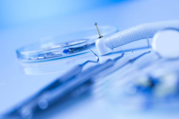 Zestaw metalowych narzędzi medycznych do zębów - Zdjęcie, obraz