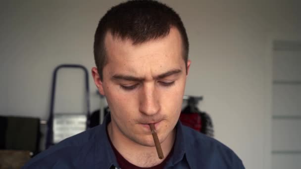 Mann zündet sich Zigarette im Zimmer an - Filmmaterial, Video