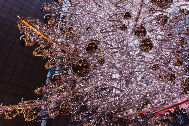 Budapest, Hungría - Árbol de Navidad brillante y turistas en la concurrida calle Vaci, la famosa calle comercial de Budapest en época de Navidad - Foto, imagen