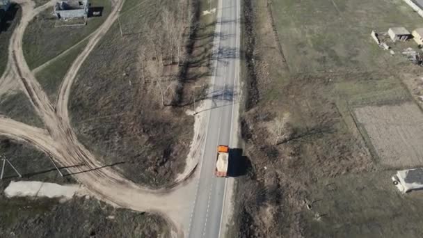 A teherautó homokot szállít az út mentén. légi felvétel - Felvétel, videó