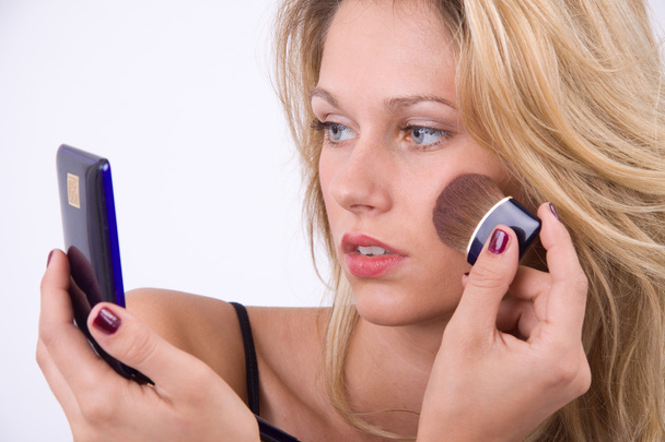 Jovem mulher aplicando maquiagem - Foto, Imagem